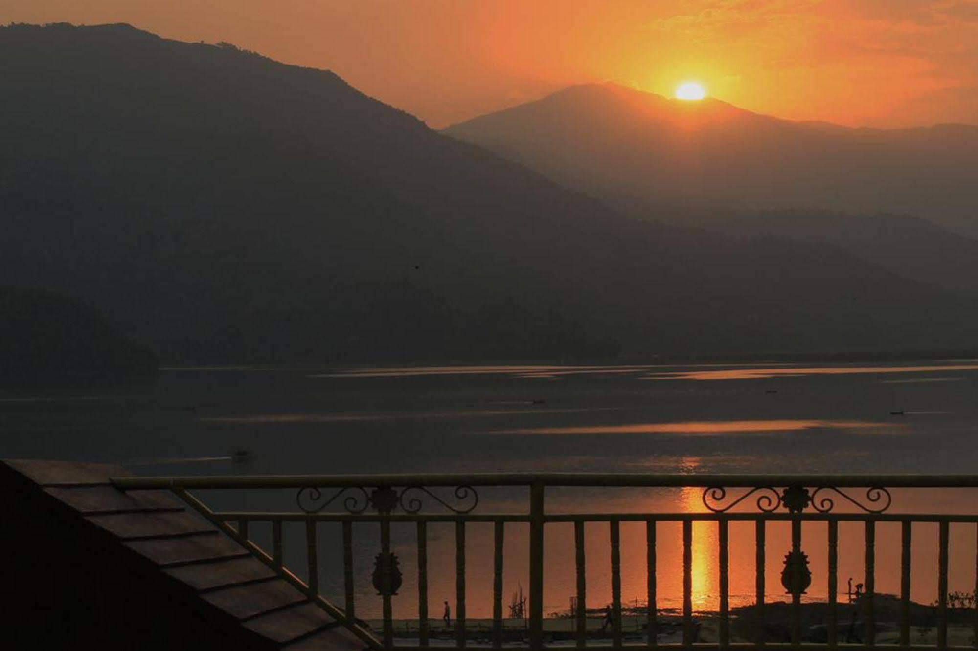 Golden Gate Hotel Pokhara Eksteriør billede