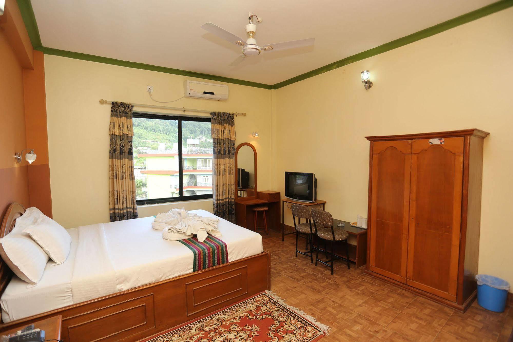 Golden Gate Hotel Pokhara Eksteriør billede