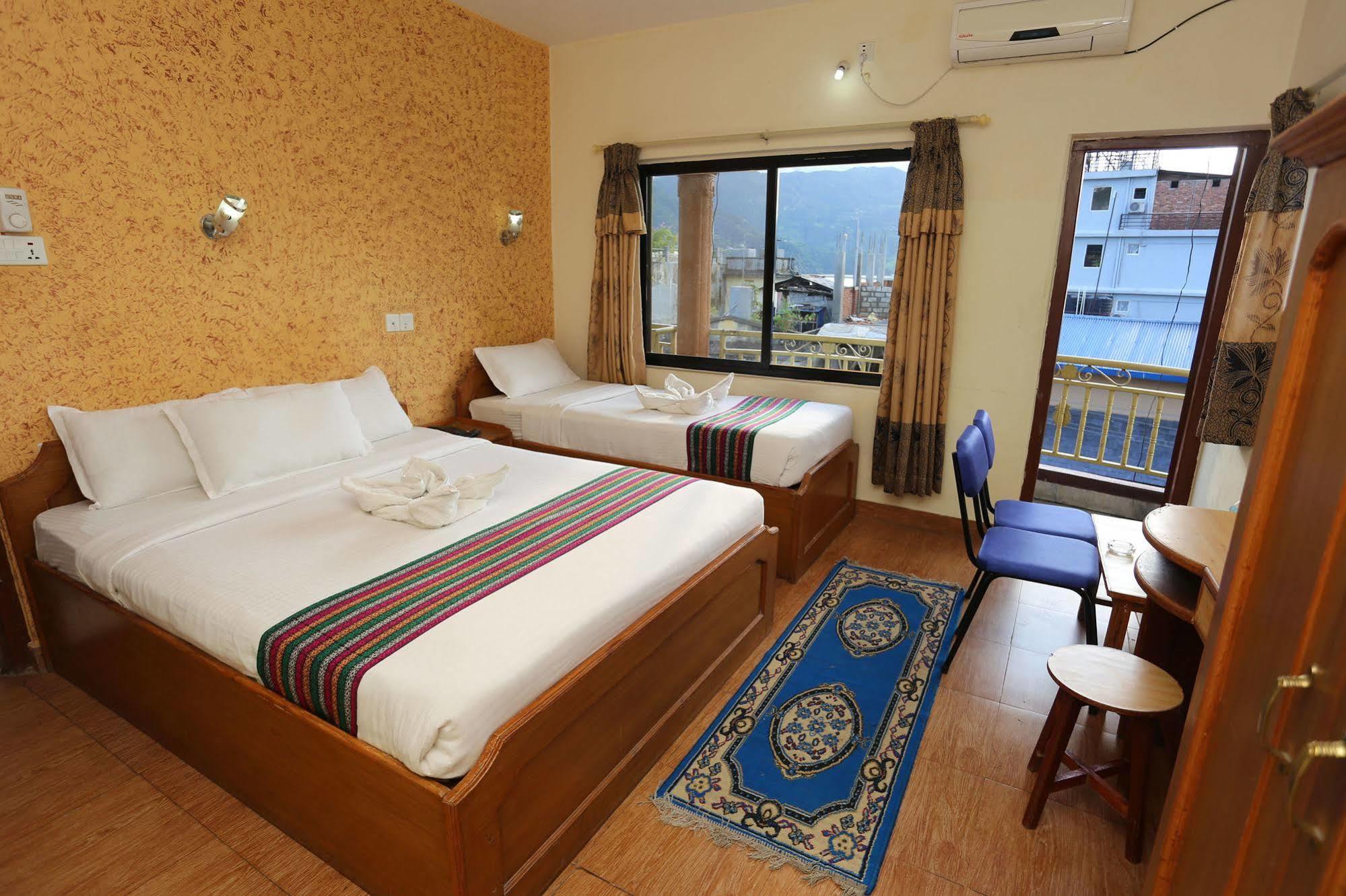 Golden Gate Hotel Pokhara Eksteriør billede