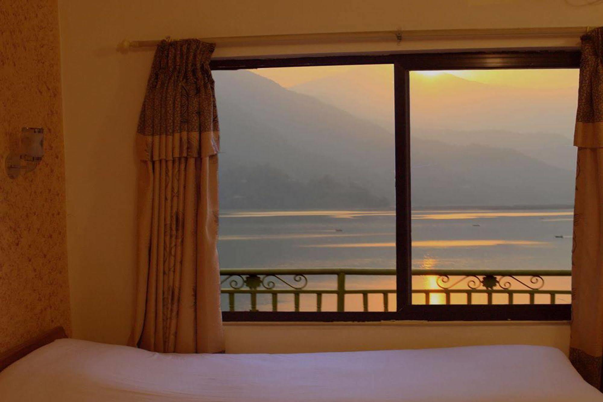 Golden Gate Hotel Pokhara Eksteriør billede