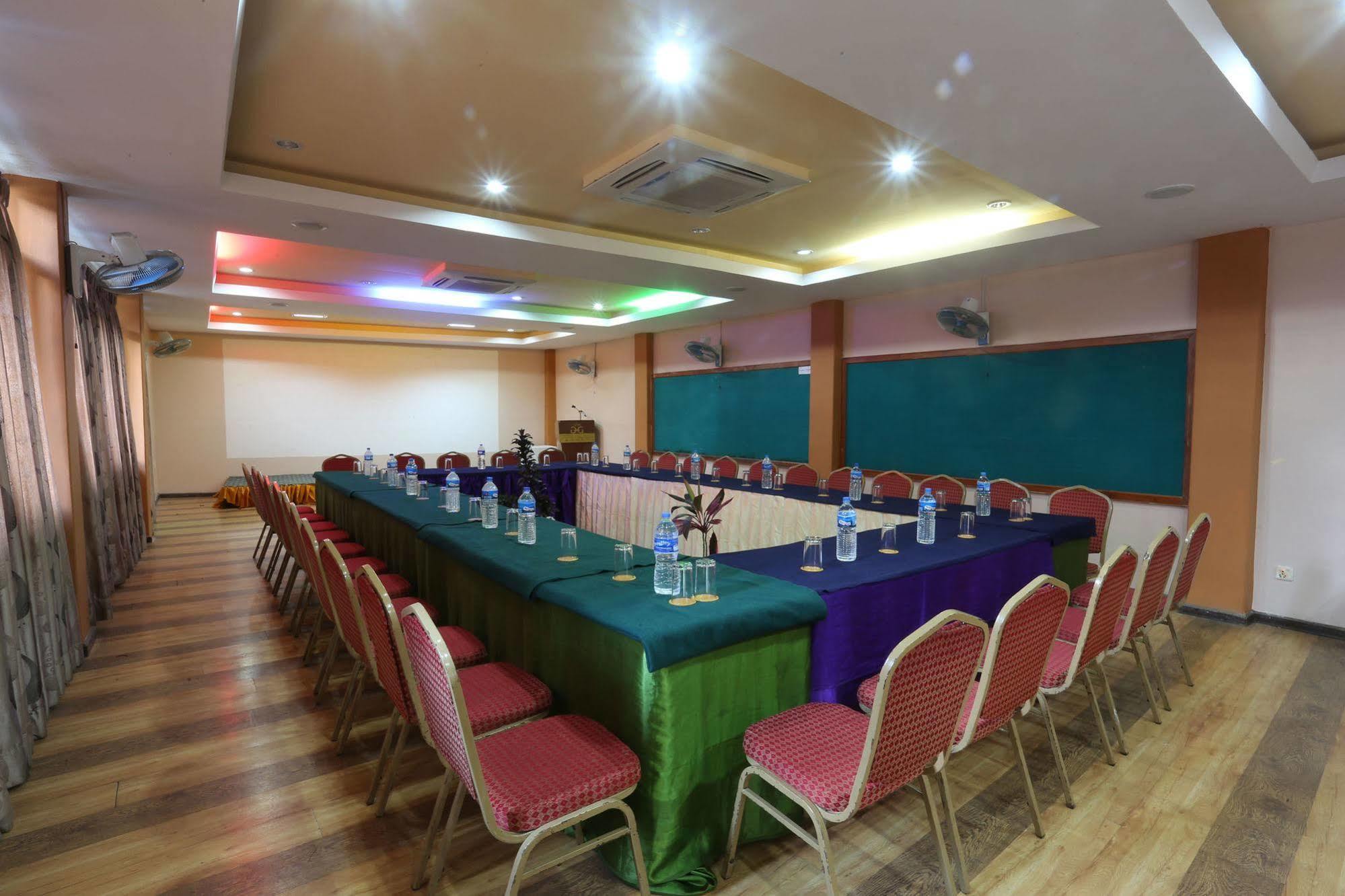 Golden Gate Hotel Pokhara Eksteriør billede